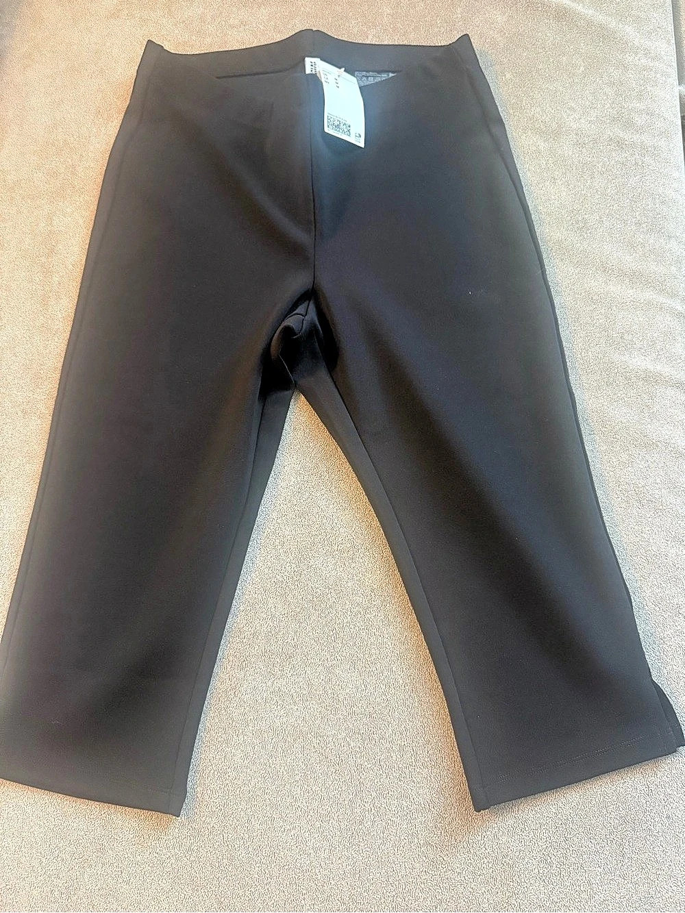 H&M Capri Pants in Black Size Medium NWT